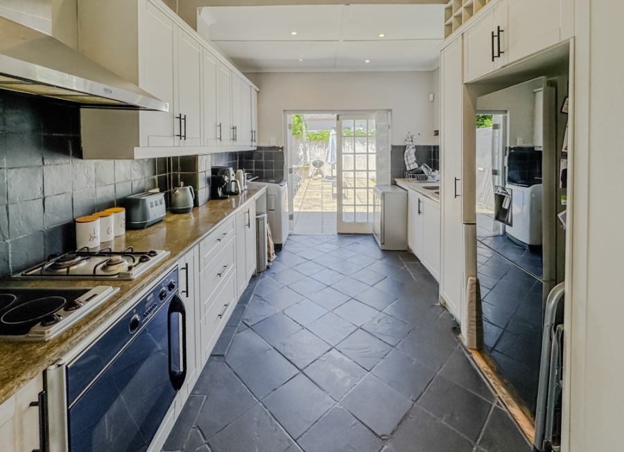 2 Bedroom Property for Sale in Claremont Village Western Cape